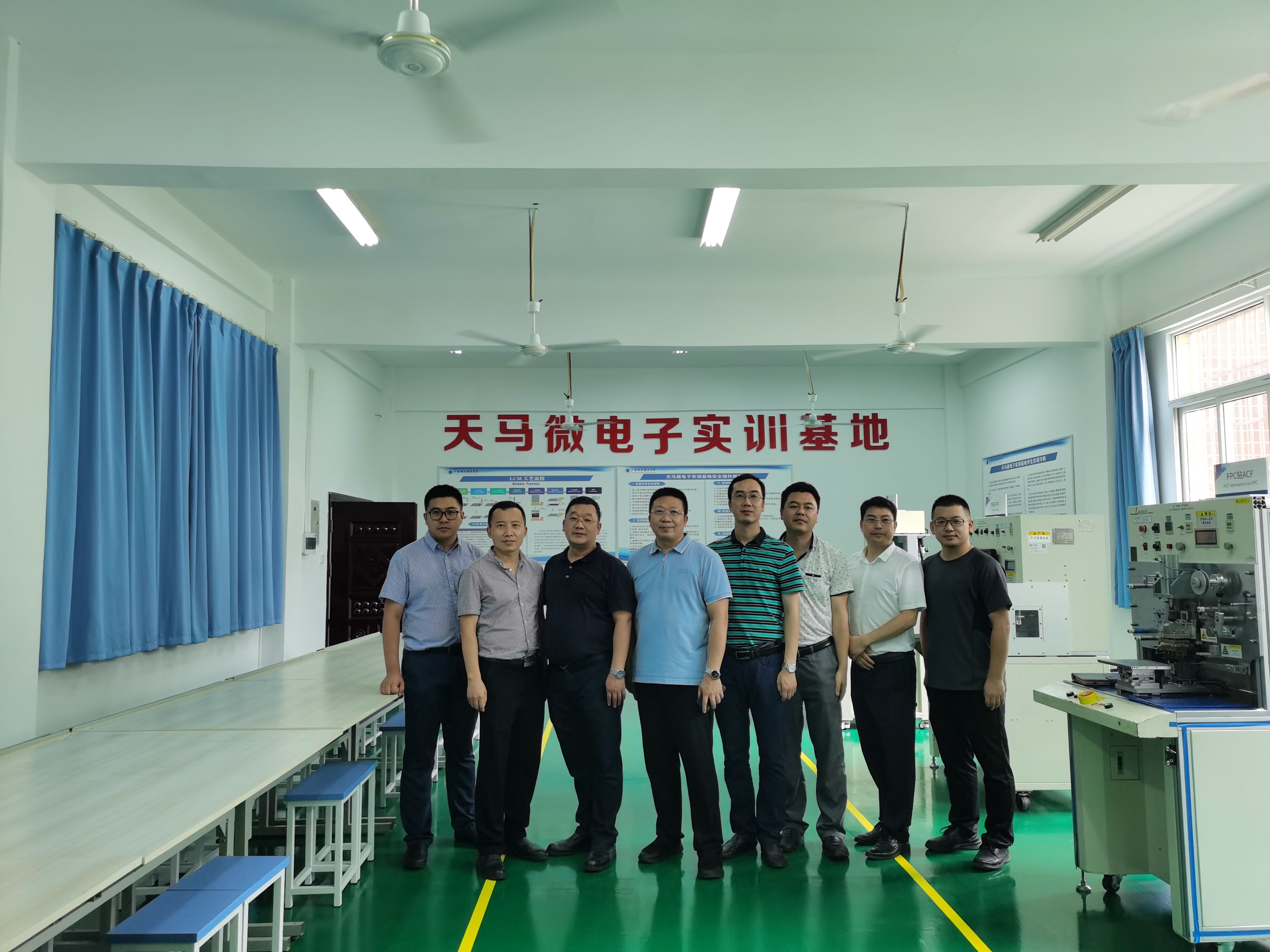 实训室参观合影 实训室参观合影