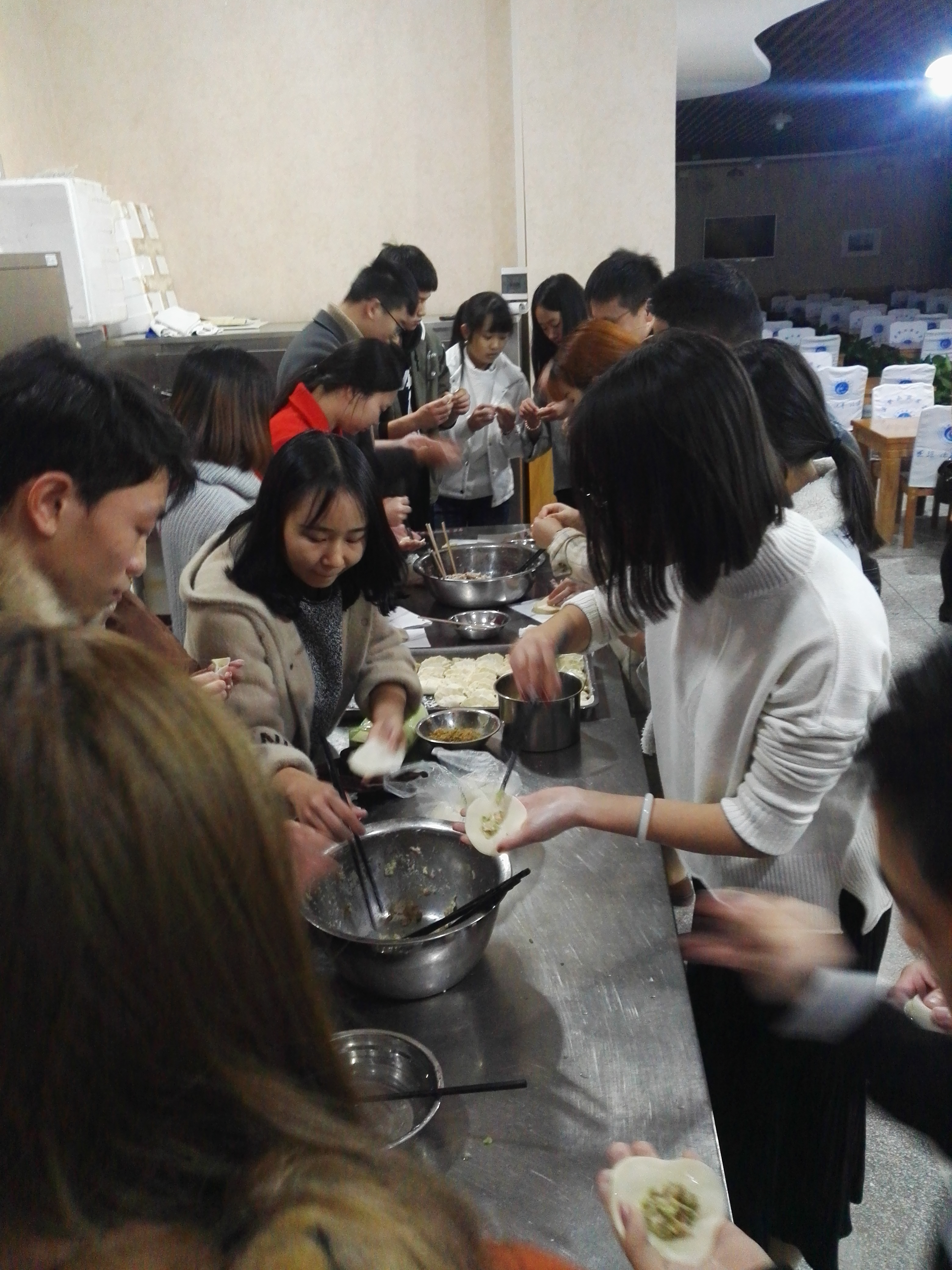 电信学院工会送温暖活动3